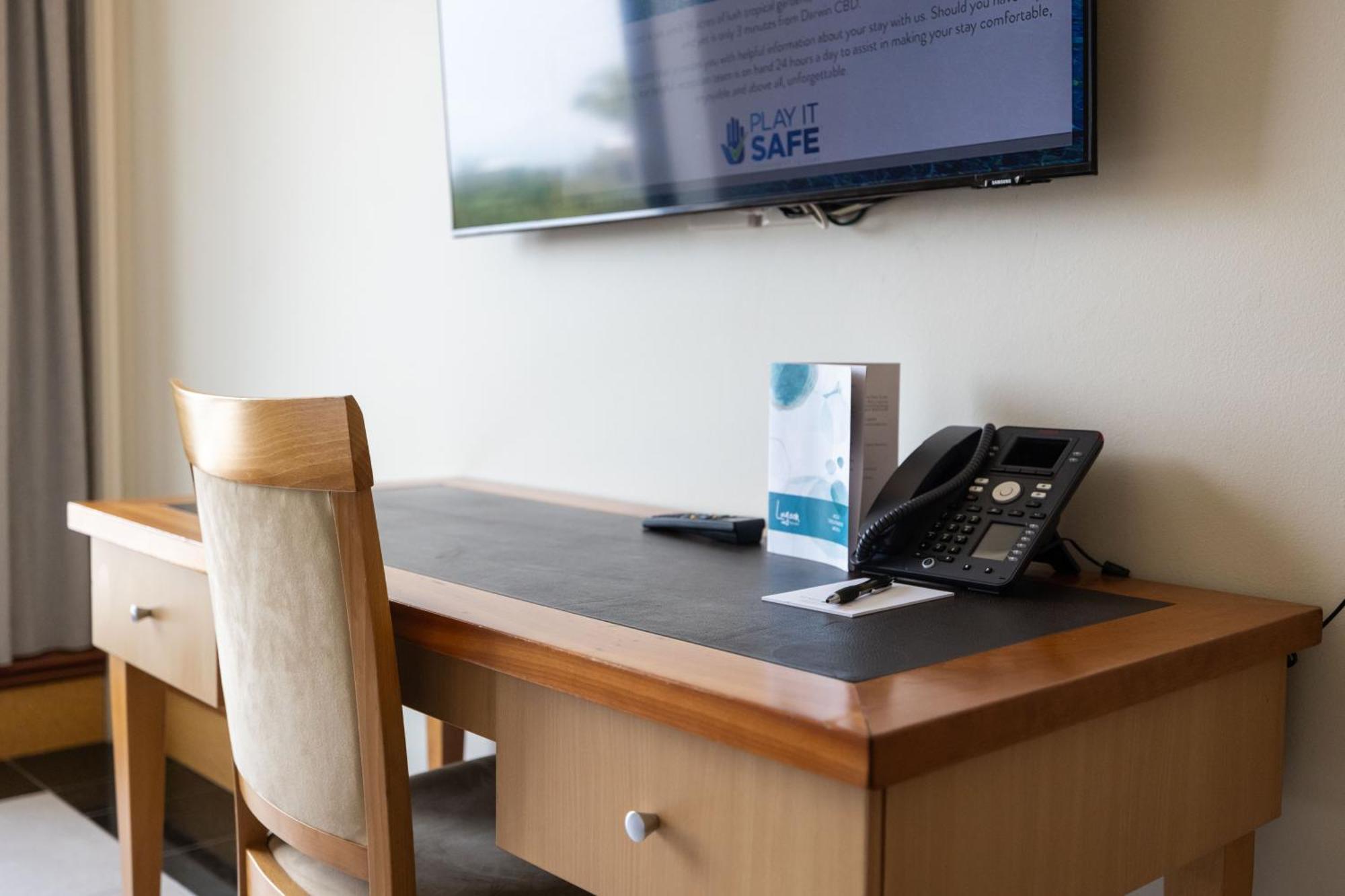 Mindil Beach Casino Resort Darwin Exterior foto A hotel room with a TV and telephone